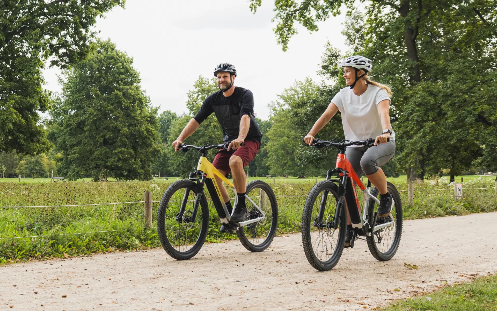 Rideri pe e-bike-uri Crussis